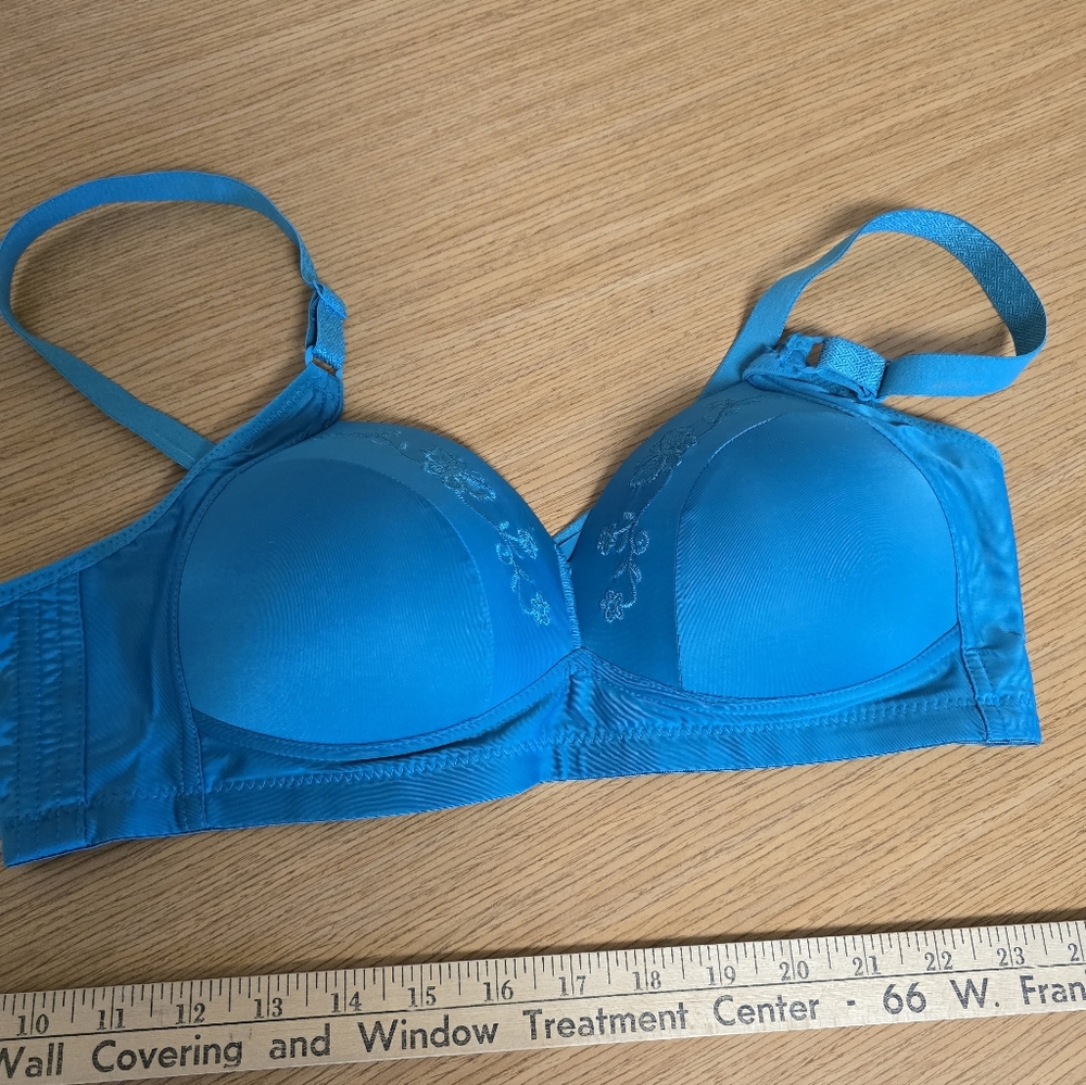 Womens size 40B Emerald green padded wireless bra. NWOT